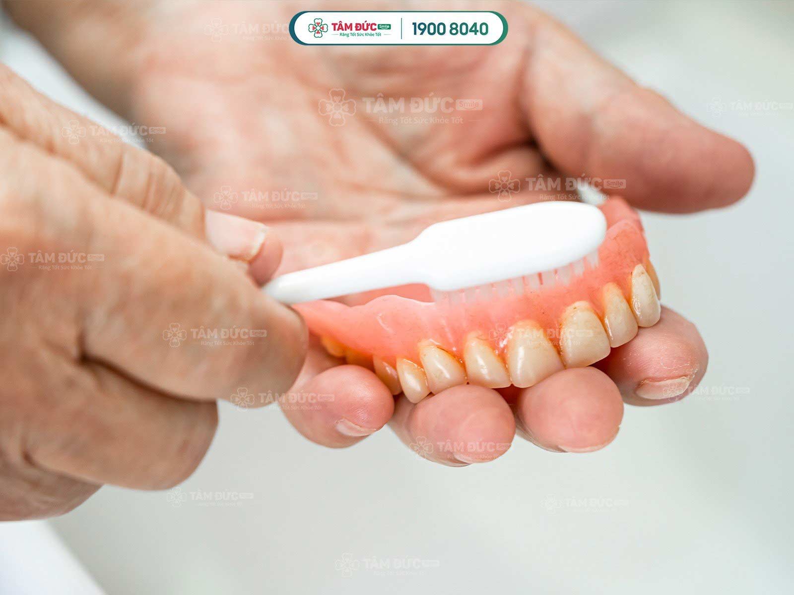 Vệ sinh hàm giả tháo lắp: Cách làm sạch đúng chuẩn, ngừa hôi và viêm nướu